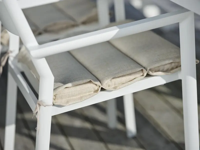 Delia karmstol Vit, en produkt av hög kvalitet till bra pris från Ulfåsa möbler