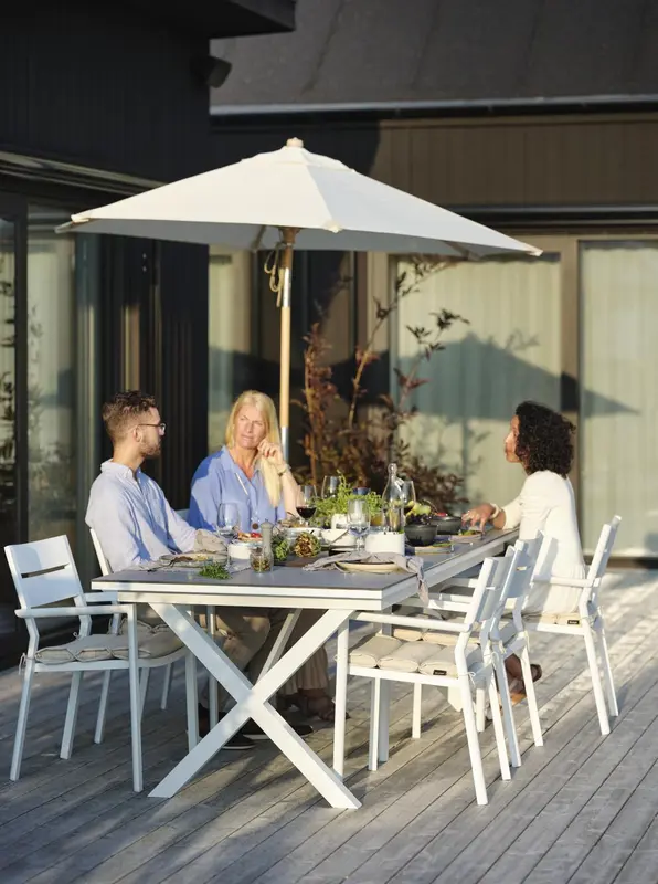 Delia karmstol Vit, en produkt av hög kvalitet till bra pris från Ulfåsa möbler