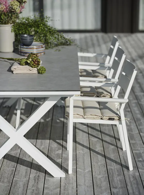 Delia karmstol Vit, en produkt av hög kvalitet till bra pris från Ulfåsa möbler