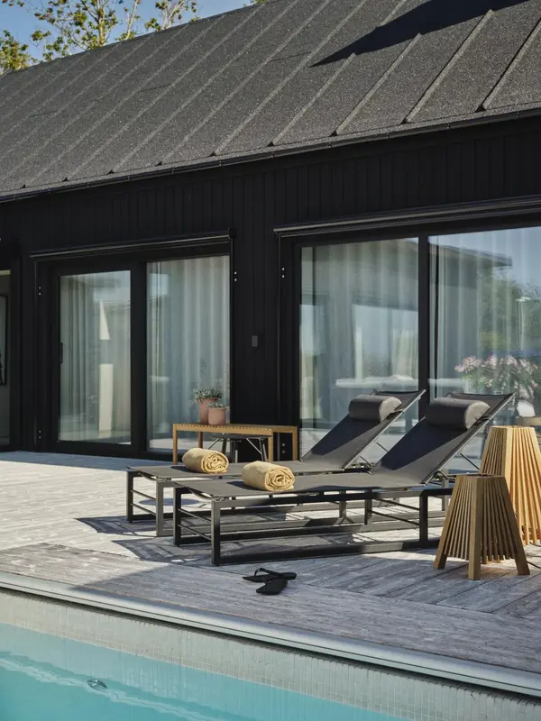 Vevi vilsäng Svart/svart, en produkt av hög kvalitet till bra pris från Ulfåsa möbler