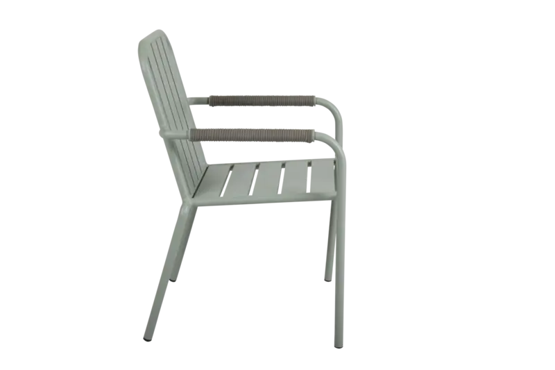 Innes karmstol Dusty Green, en produkt av hög kvalitet till bra pris från Ulfåsa möbler