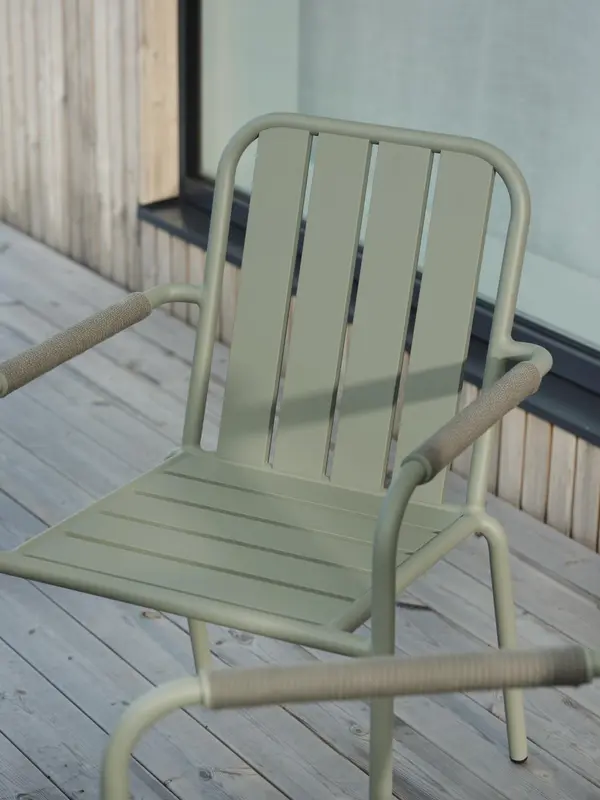 Innes karmstol Dusty Green, en produkt av hög kvalitet till bra pris från Ulfåsa möbler