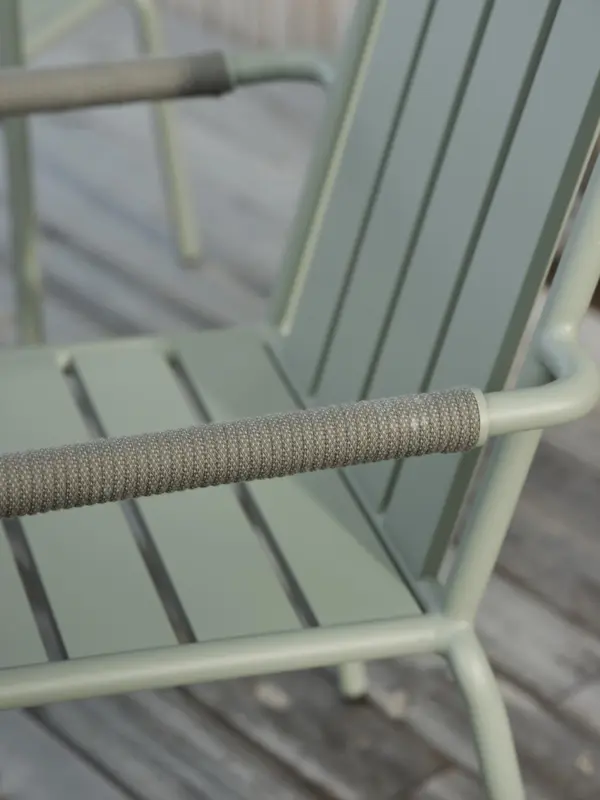 Innes karmstol Dusty Green, en produkt av hög kvalitet till bra pris från Ulfåsa möbler