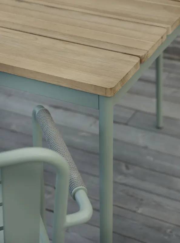 Innes karmstol Dusty Green, en produkt av hög kvalitet till bra pris från Ulfåsa möbler