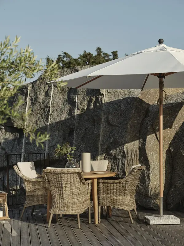 Lenora karmstol Rustik/Sand, en produkt av hög kvalitet till bra pris från Ulfåsa möbler