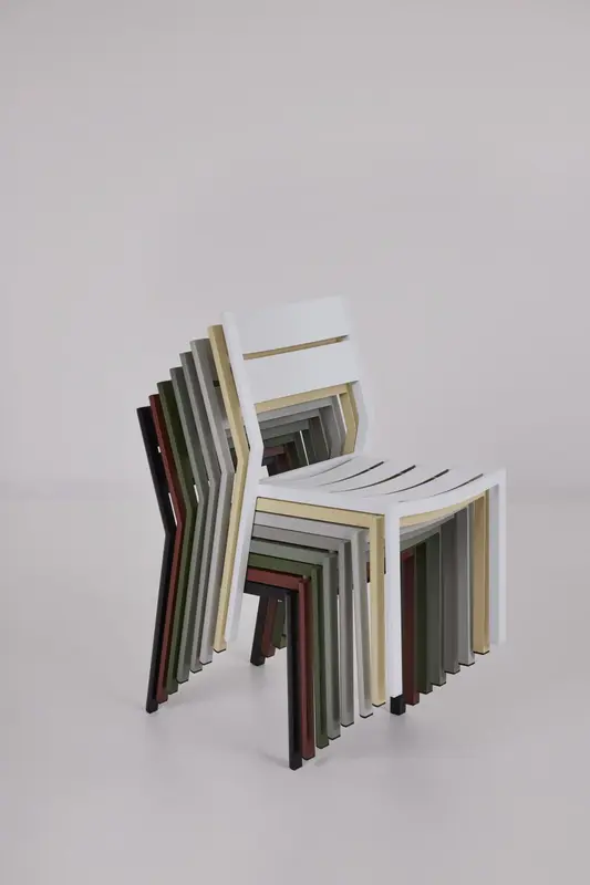 Delia matstol Light Grey, en produkt av hög kvalitet till bra pris från Ulfåsa möbler