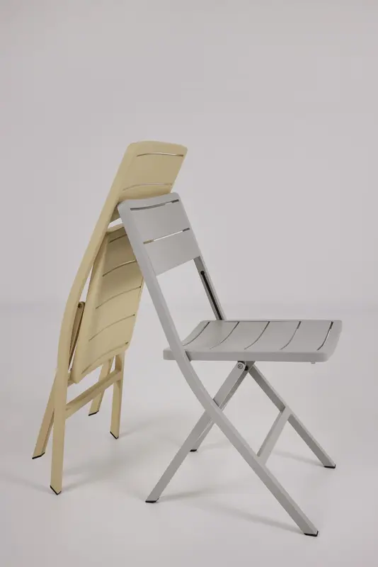 Wilkie matstol Light Grey, en produkt av hög kvalitet till bra pris från Ulfåsa möbler