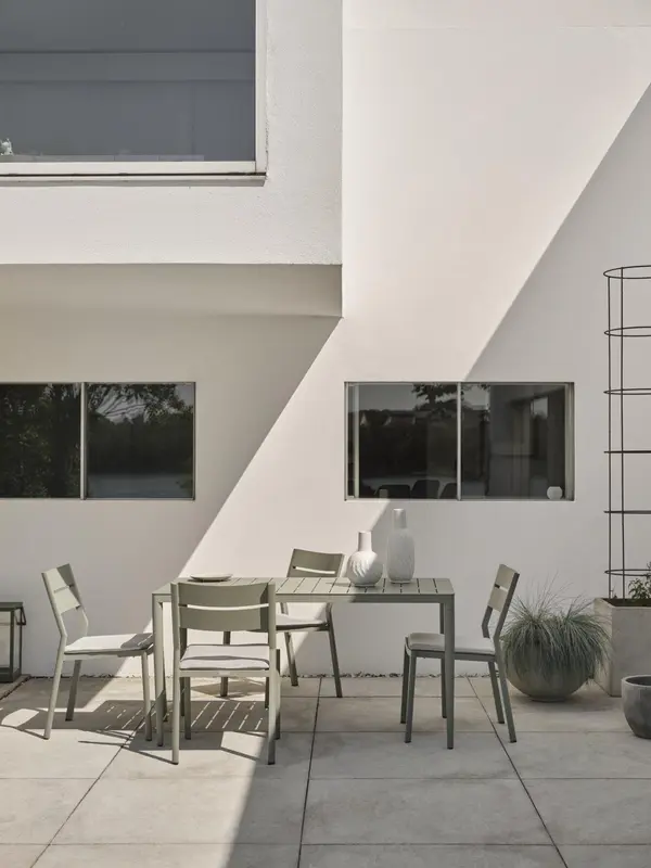 Delia matstol Dusty Green, en produkt av hög kvalitet till bra pris från Ulfåsa möbler