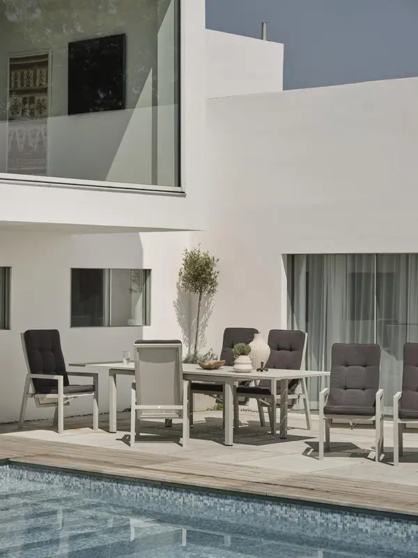 Newfort positionsstol Light Grey/Off-White, en produkt av hög kvalitet till bra pris från Ulfåsa möbler