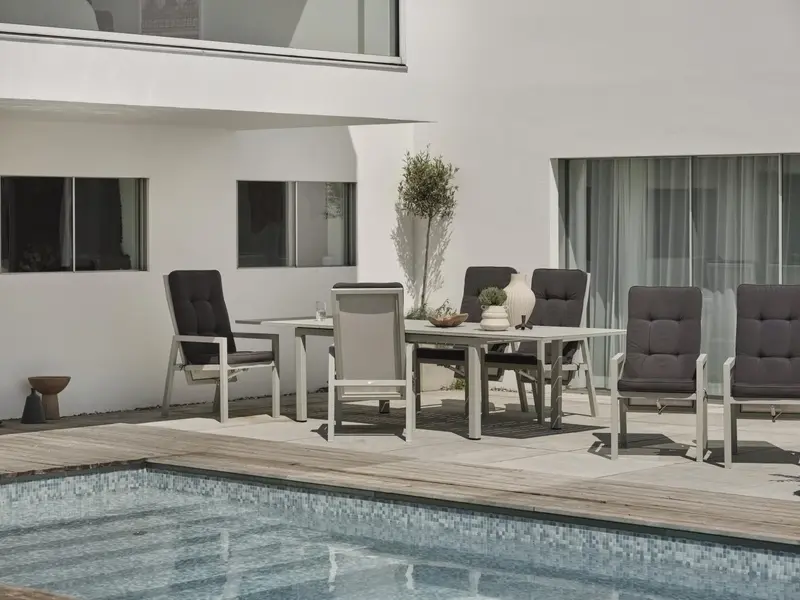 Newfort positionsstol Light Grey/Off-White, en produkt av hög kvalitet till bra pris från Ulfåsa möbler