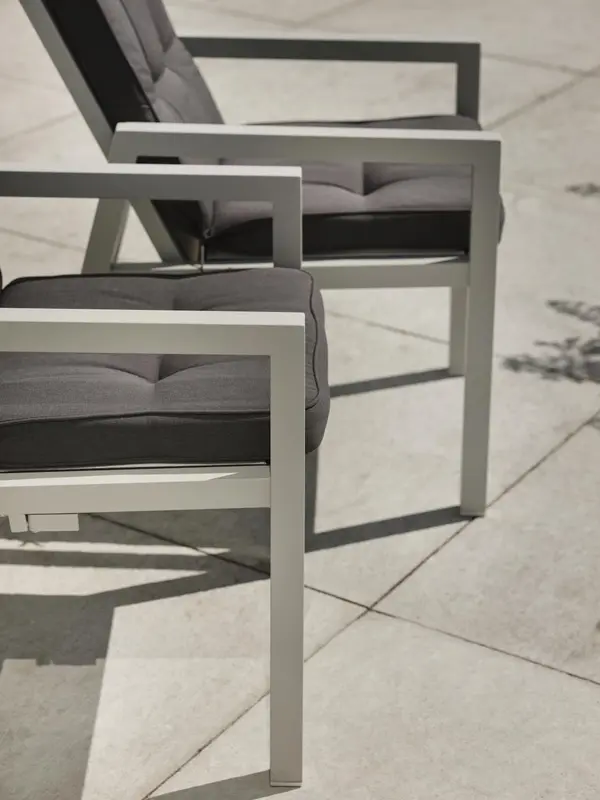 Newfort positionsstol Light Grey/Off-White, en produkt av hög kvalitet till bra pris från Ulfåsa möbler