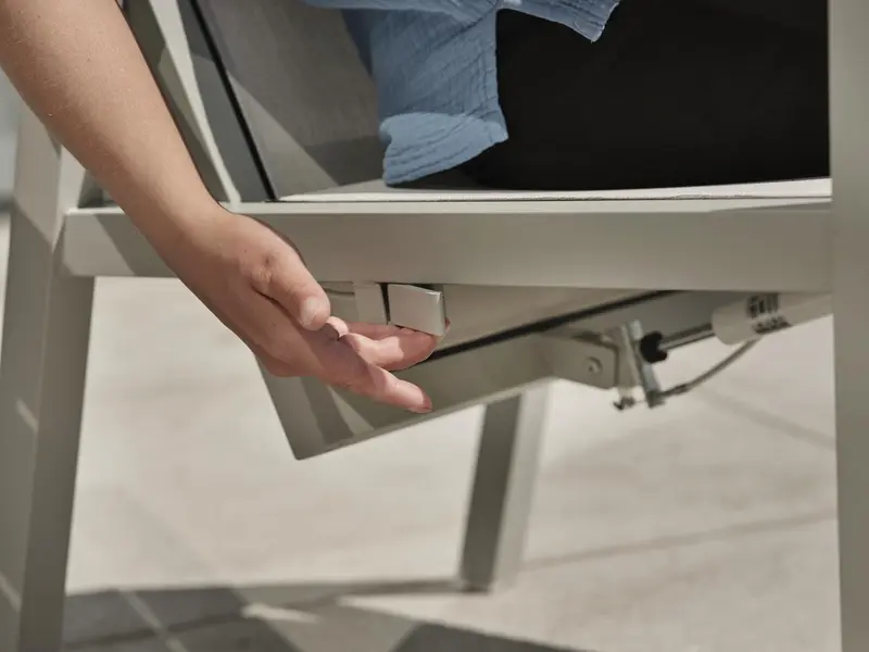 Newfort positionsstol Light Grey/Off-White, en produkt av hög kvalitet till bra pris från Ulfåsa möbler