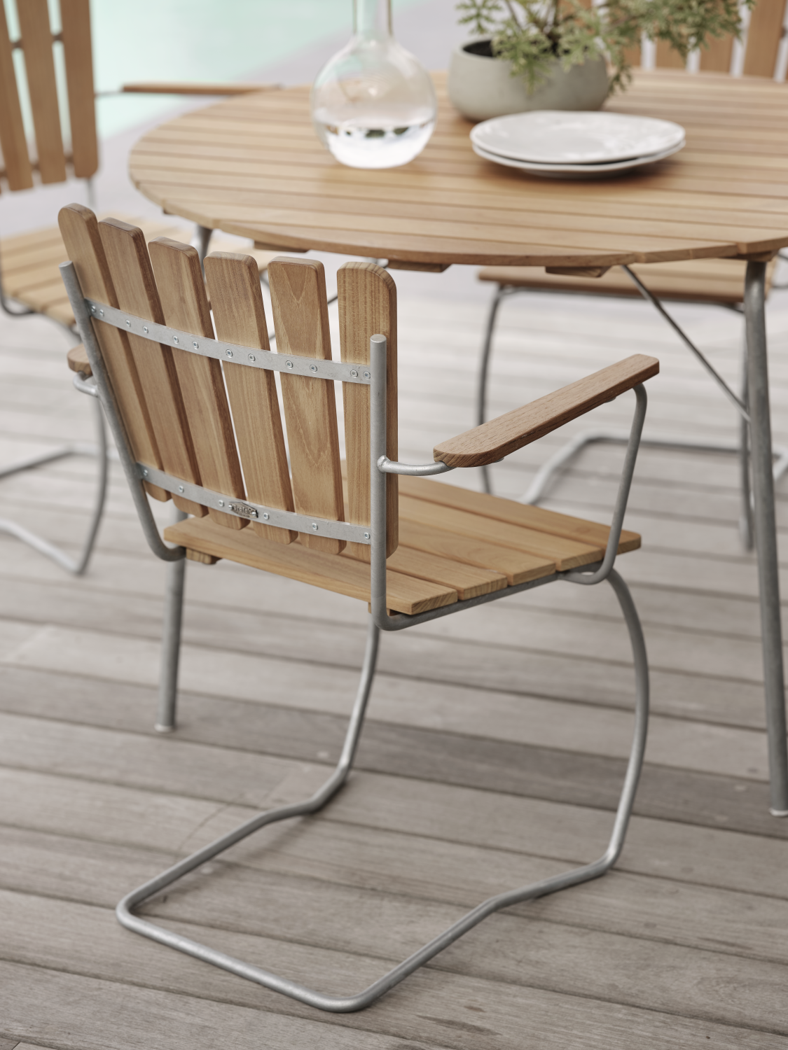 56:an matbord Galvaniserad/teak, en produkt av hög kvalitet till bra pris från Ulfåsa möbler