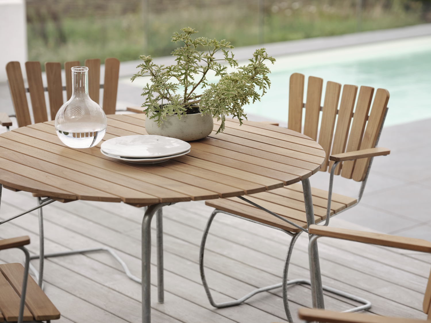 56:an matbord Galvaniserad/teak, en produkt av hög kvalitet till bra pris från Ulfåsa möbler