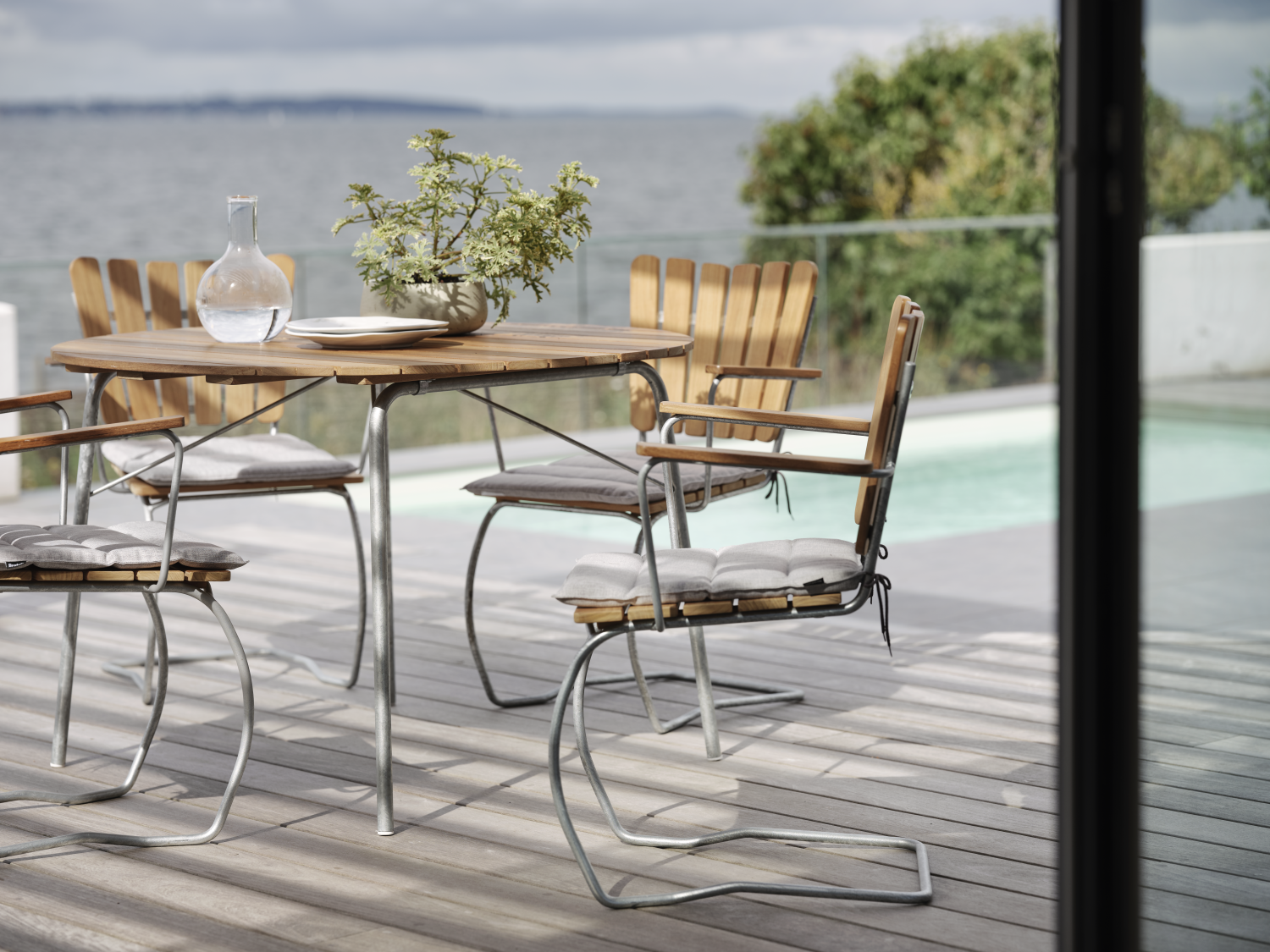 56:an matbord Galvaniserad/teak, en produkt av hög kvalitet till bra pris från Ulfåsa möbler