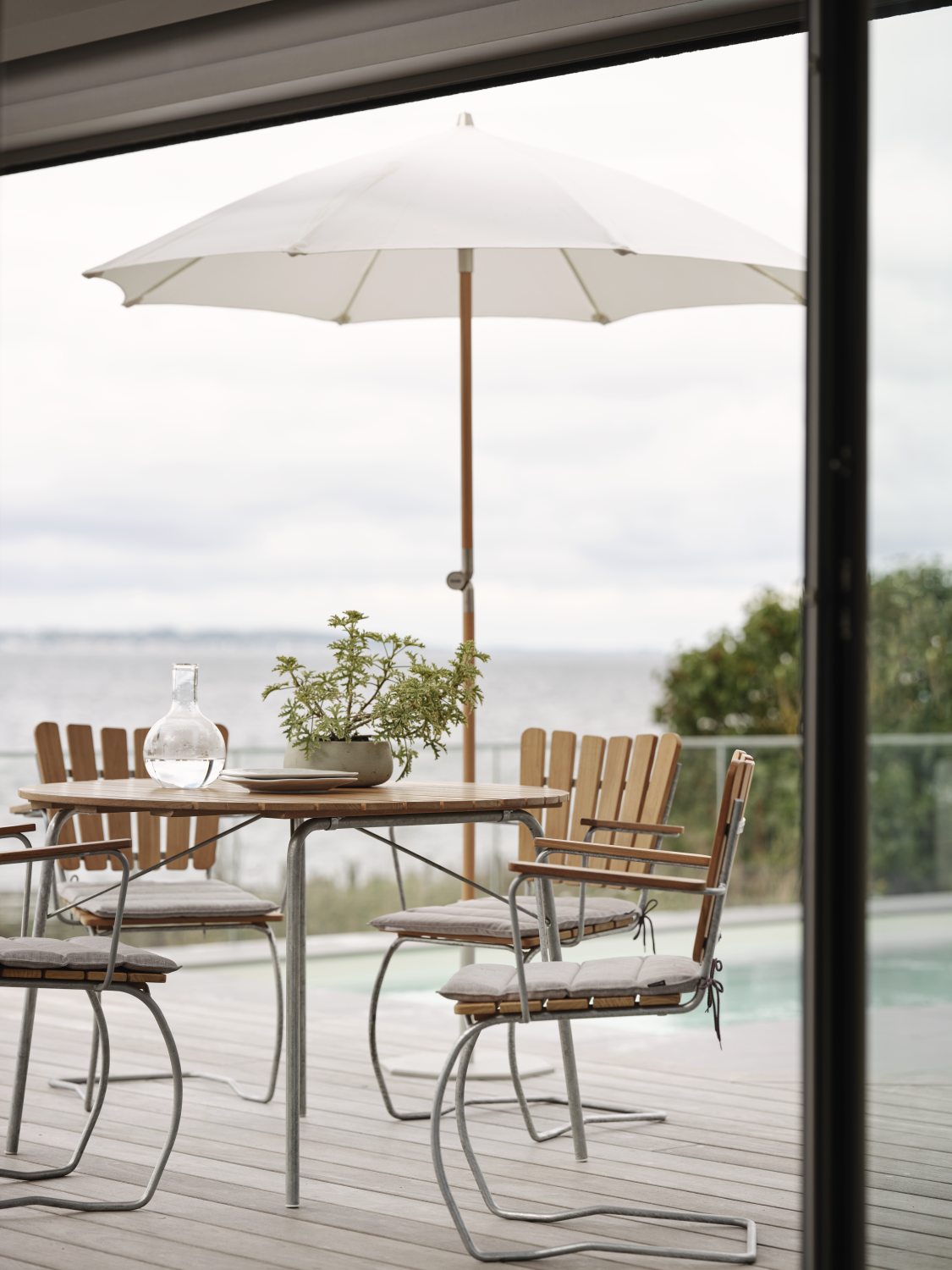 56:an matbord Galvaniserad/teak, en produkt av hög kvalitet till bra pris från Ulfåsa möbler