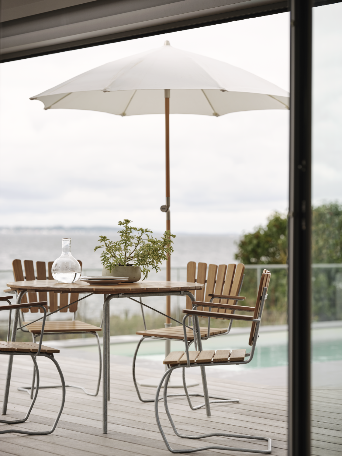 56:an matbord Galvaniserad/teak, en produkt av hög kvalitet till bra pris från Ulfåsa möbler