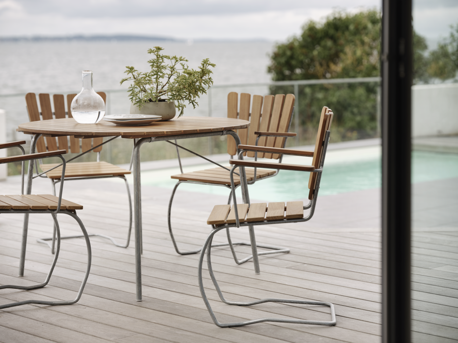 56:an matbord Galvaniserad/teak, en produkt av hög kvalitet till bra pris från Ulfåsa möbler