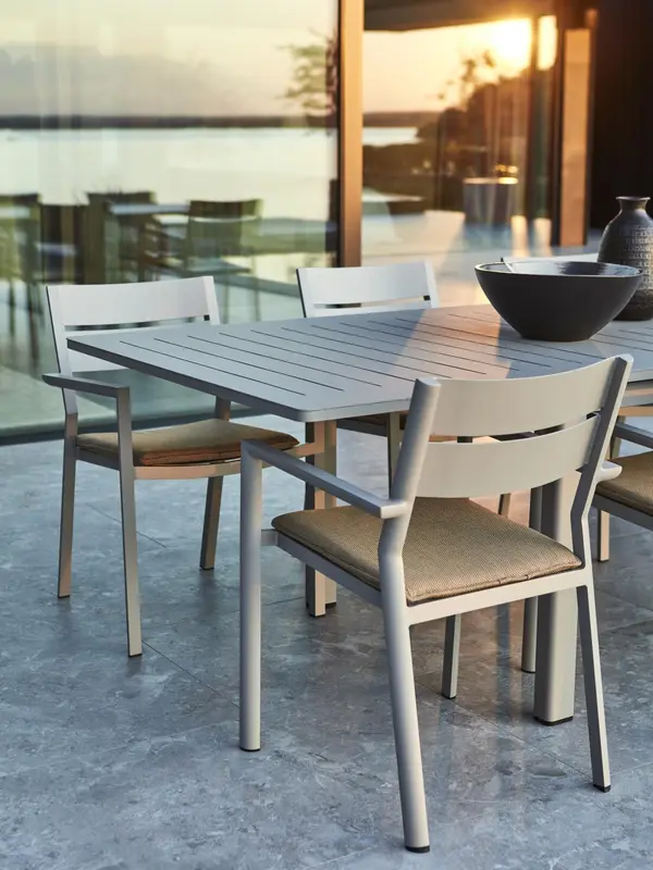 Delia karmstol Khaki, en produkt av hög kvalitet till bra pris från Ulfåsa möbler