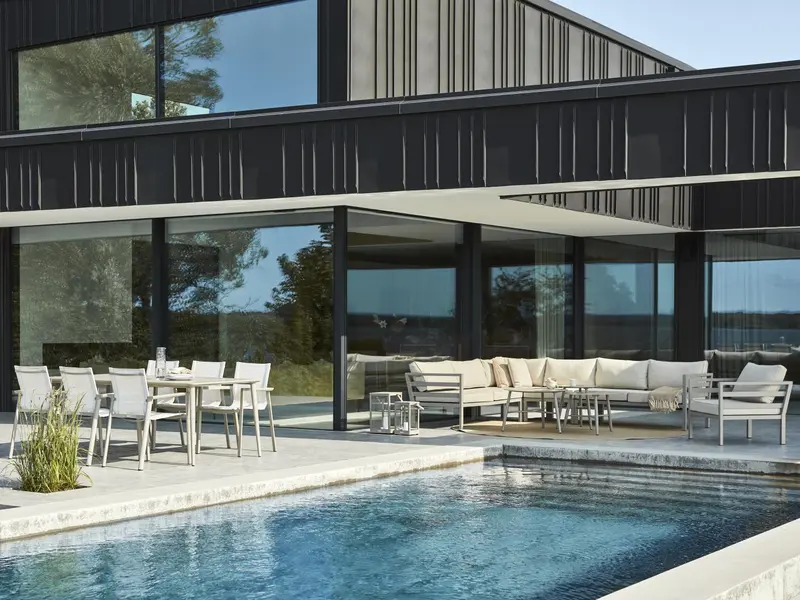 Delia karmstol Khaki/Off-white, en produkt av hög kvalitet till bra pris från Ulfåsa möbler