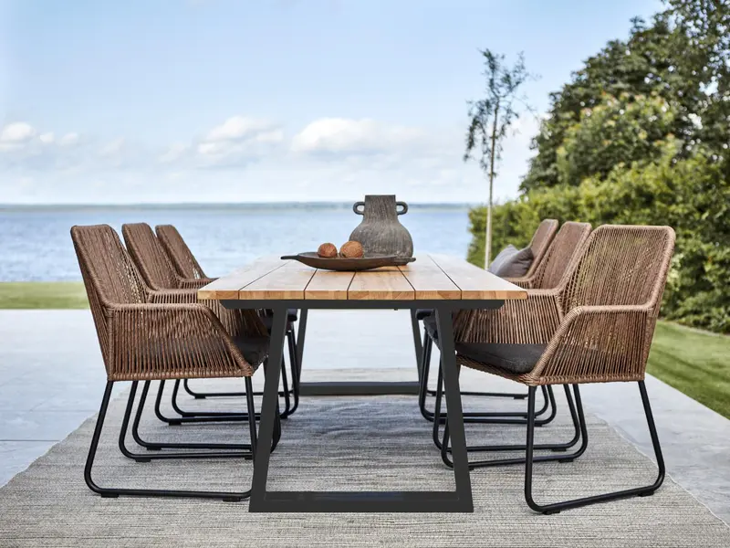 Midway karmstol Natur/svart, en produkt av hög kvalitet till bra pris från Ulfåsa möbler