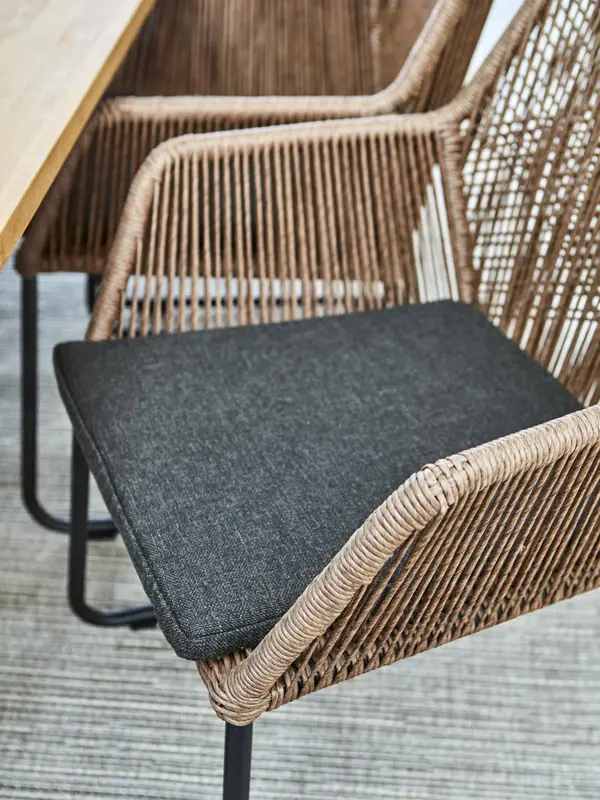 Midway karmstol Natur/svart, en produkt av hög kvalitet till bra pris från Ulfåsa möbler