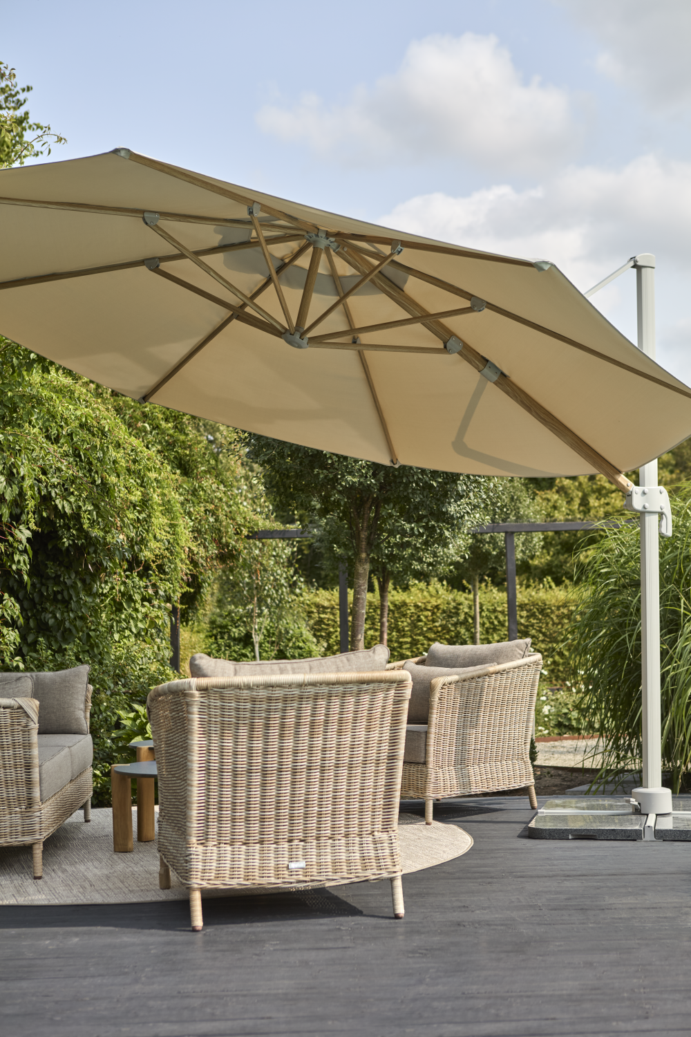 Luzzi frihängande parasoll Khaki/Light Grey, en produkt av hög kvalitet till bra pris från Ulfåsa möbler