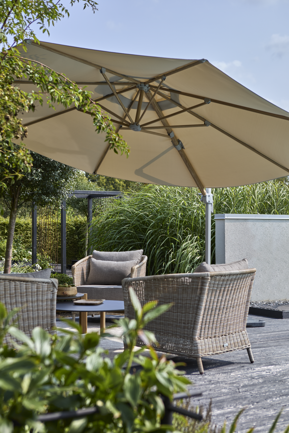 Luzzi frihängande parasoll Khaki/Light Grey, en produkt av hög kvalitet till bra pris från Ulfåsa möbler