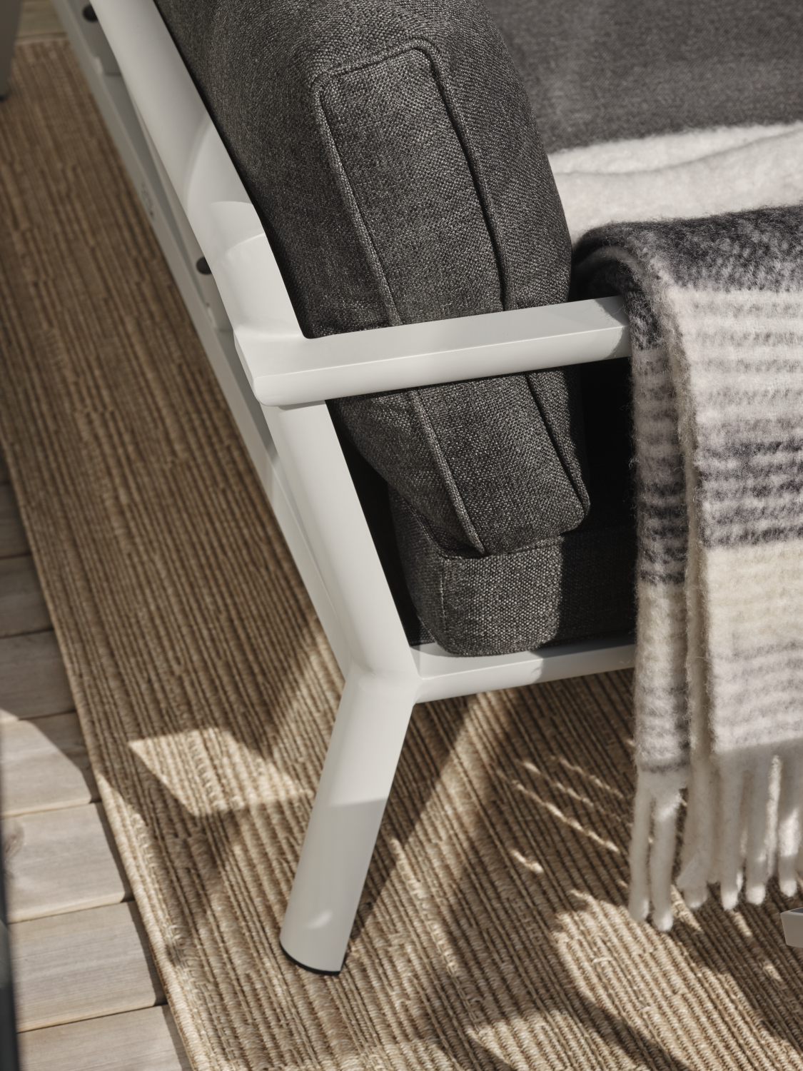 Delia divansoffa Light Grey/Nearly Black, en produkt av hög kvalitet till bra pris från Ulfåsa möbler