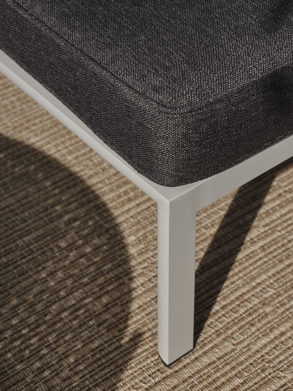 Delia divansoffa Light Grey/Nearly Black, en produkt av hög kvalitet till bra pris från Ulfåsa möbler