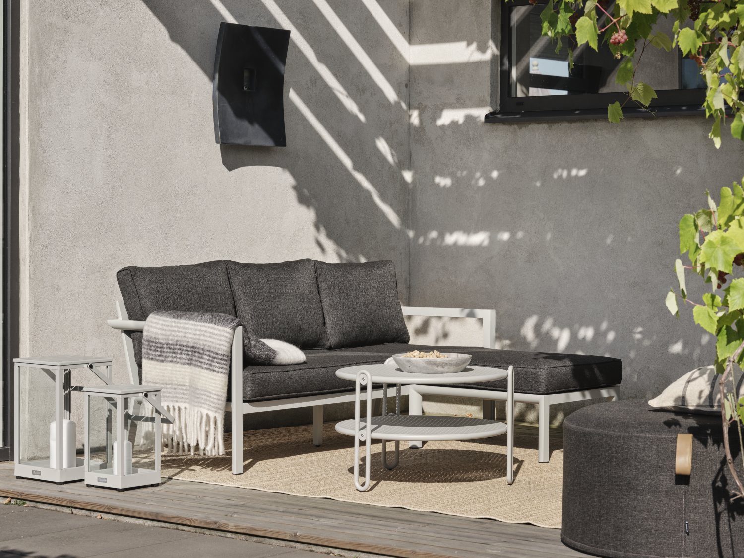 Delia divansoffa Light Grey/Nearly Black, en produkt av hög kvalitet till bra pris från Ulfåsa möbler