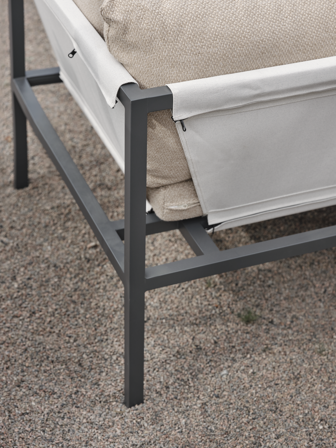 Allie hörnsoffa Antracit/Barley, en produkt av hög kvalitet till bra pris från Ulfåsa möbler