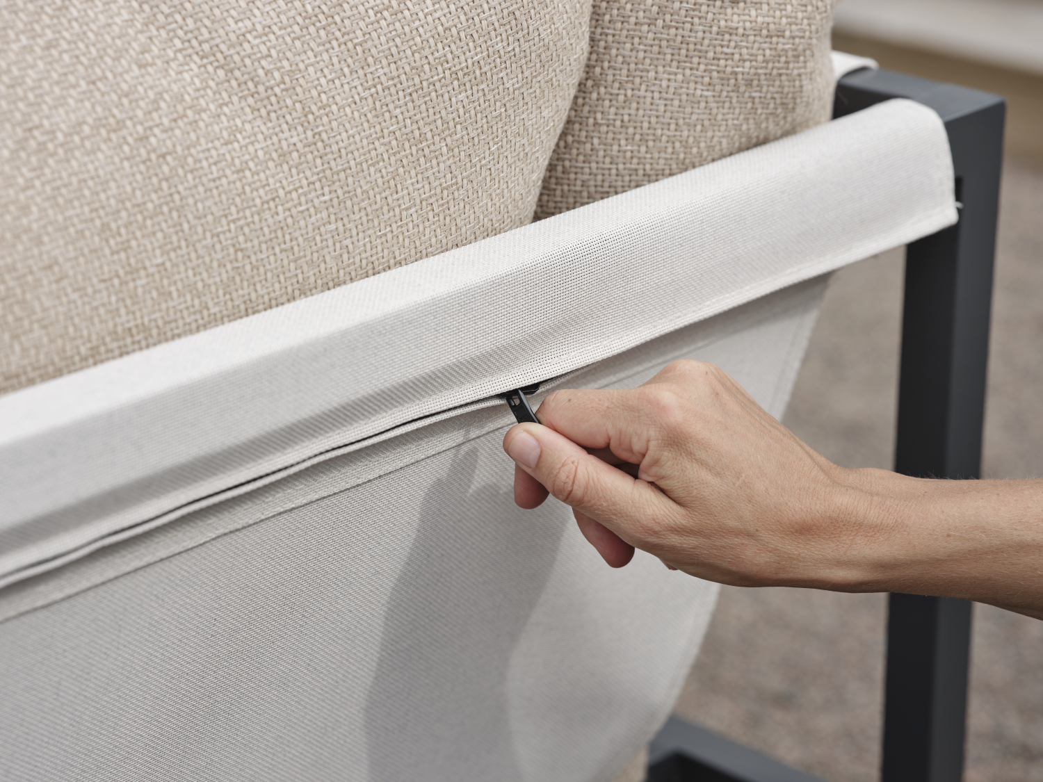 Allie hörnsoffa Antracit/Barley, en produkt av hög kvalitet till bra pris från Ulfåsa möbler