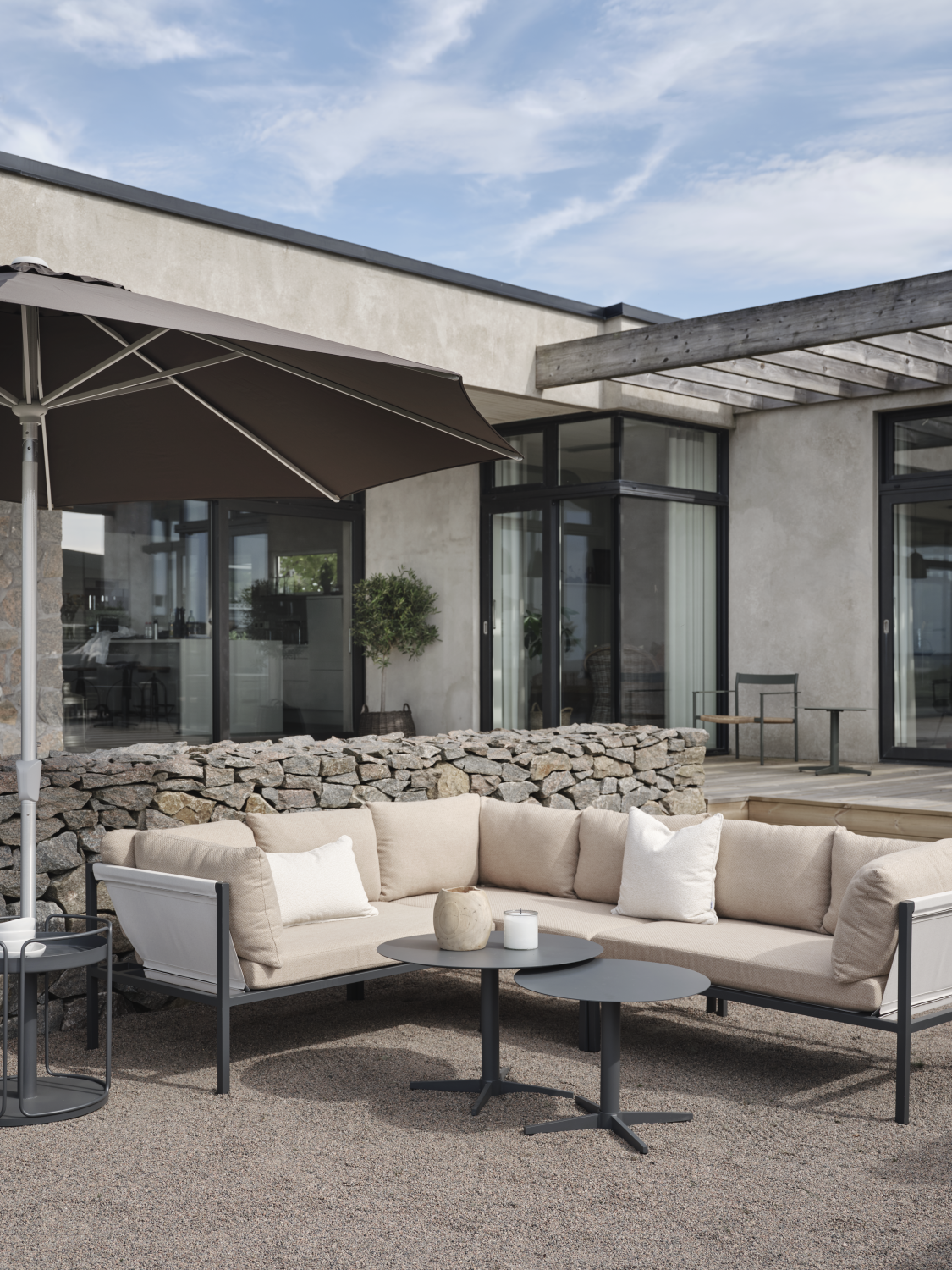 Allie hörnsoffa Antracit/Barley, en produkt av hög kvalitet till bra pris från Ulfåsa möbler