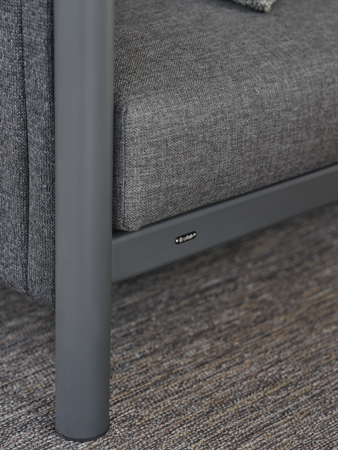 Brad 2,5-sits soffa Antracit/Charcoal Grey, en produkt av hög kvalitet till bra pris från Ulfåsa möbler