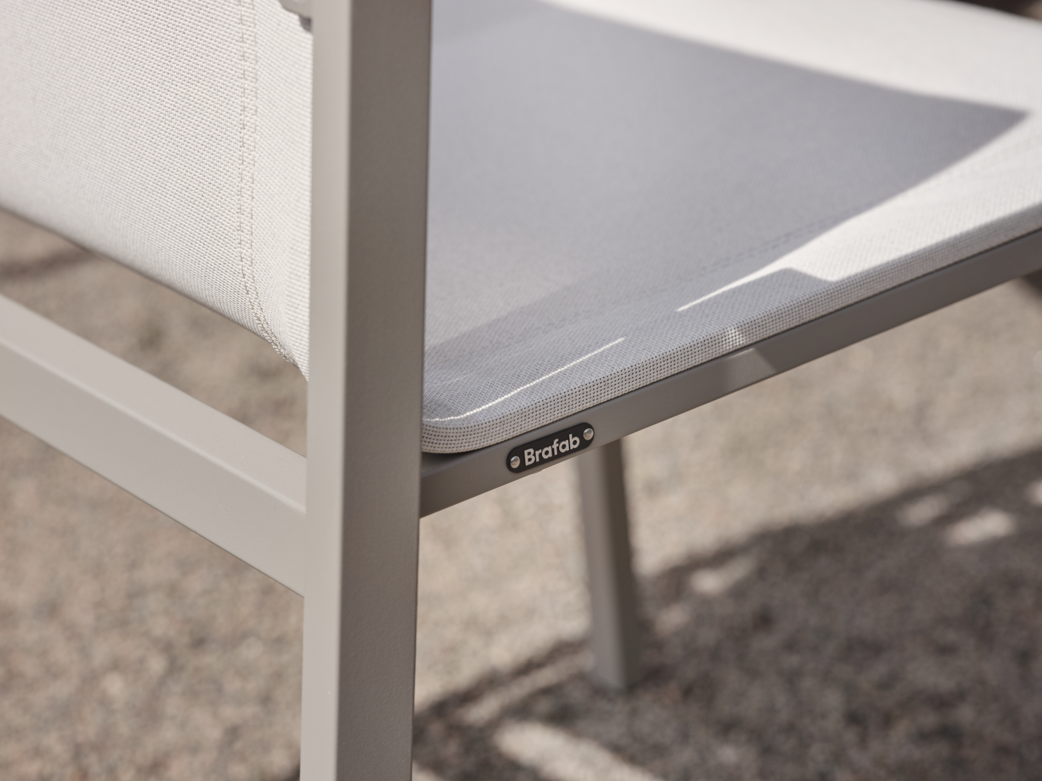 Comfy karmstol Khaki/Off-white, en produkt av hög kvalitet till bra pris från Ulfåsa möbler