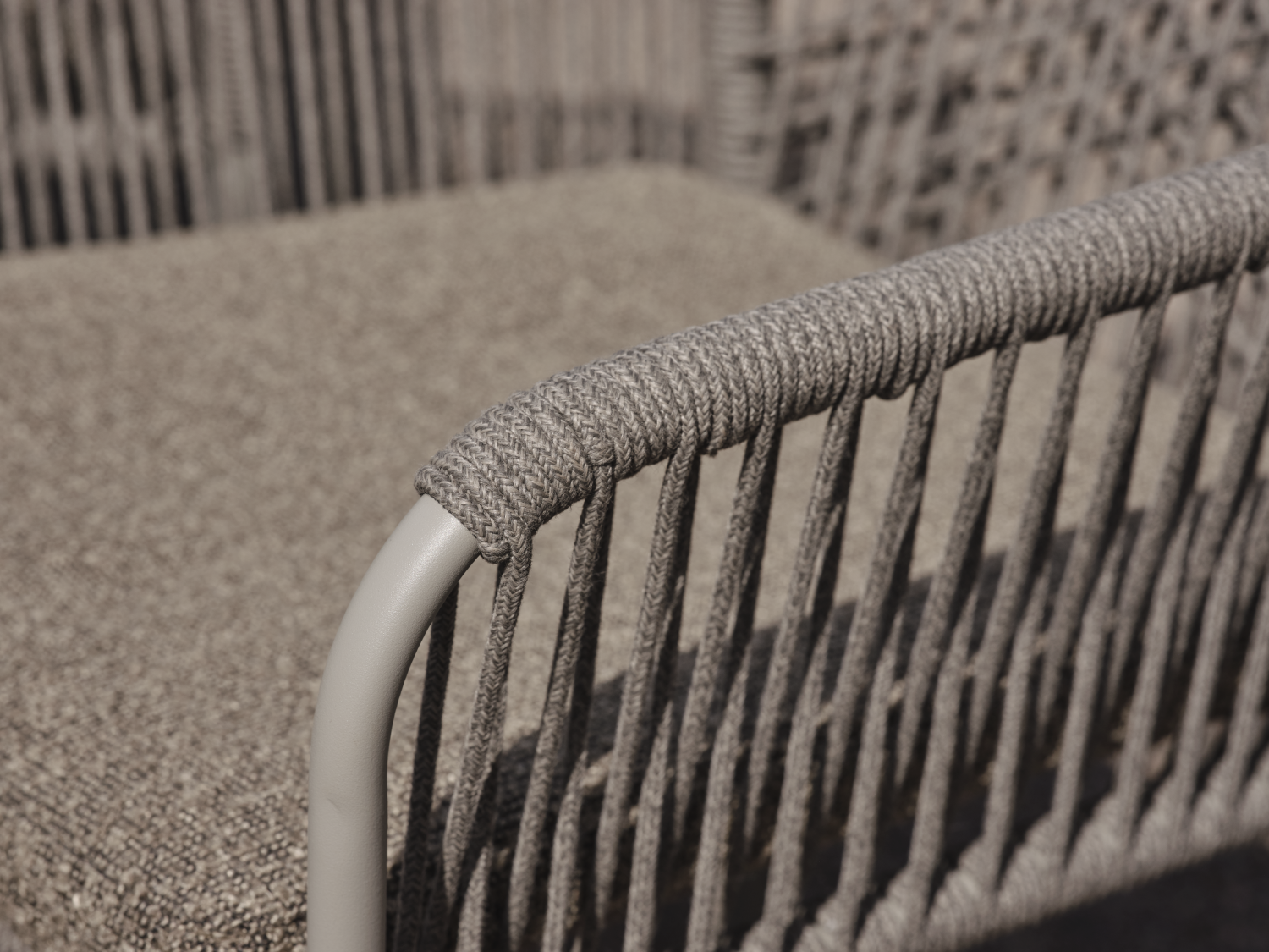 Vira karmstol Mud Brown/Khaki, en produkt av hög kvalitet till bra pris från Ulfåsa möbler