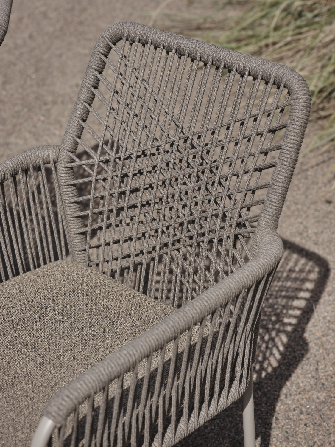 Vira karmstol Mud Brown/Khaki, en produkt av hög kvalitet till bra pris från Ulfåsa möbler