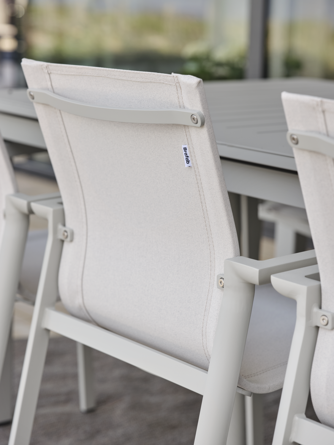 Delia karmstol Light Grey/Off-White, en produkt av hög kvalitet till bra pris från Ulfåsa möbler