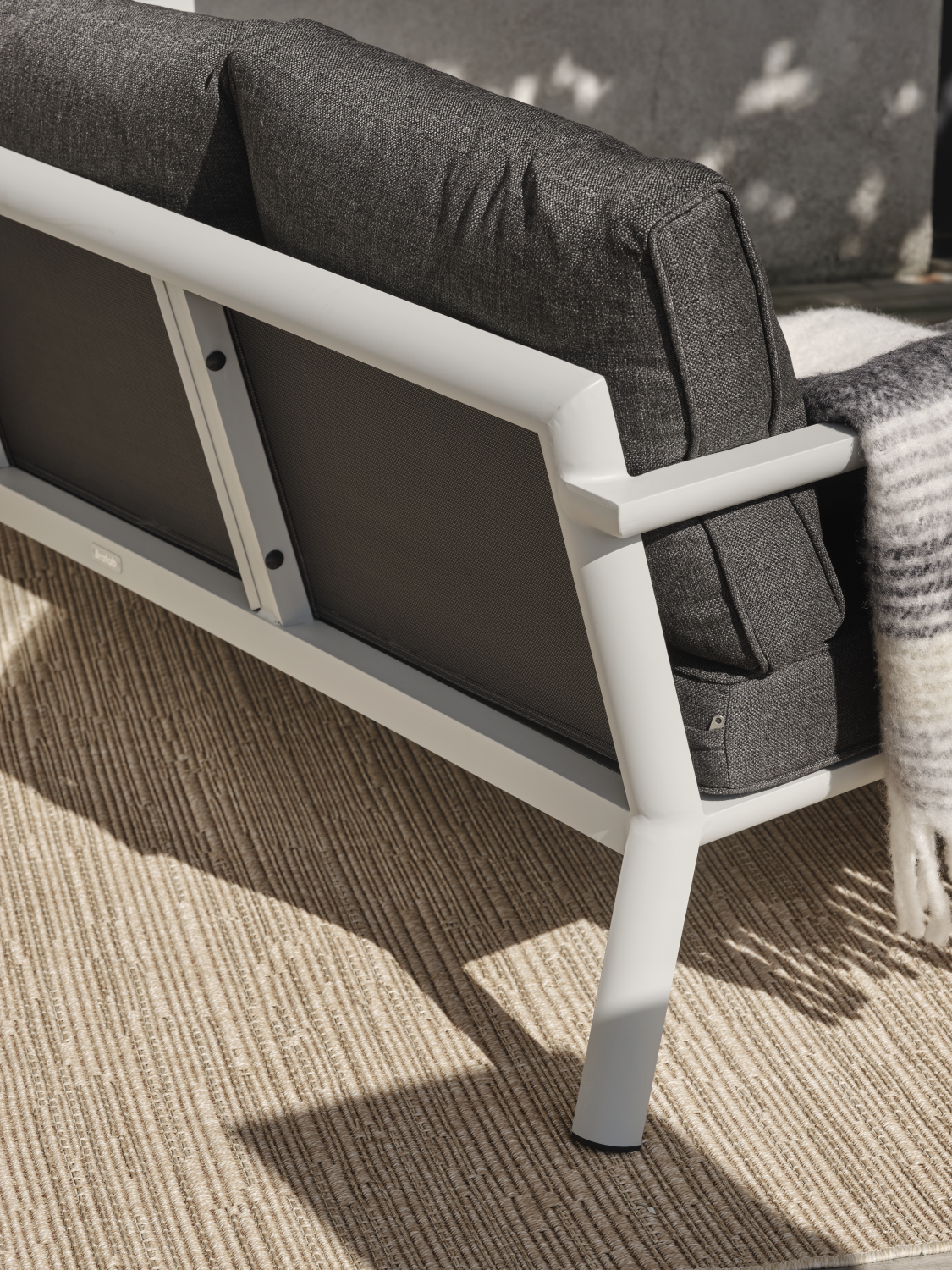 Delia divansoffa Light Grey/Nearly Black, en produkt av hög kvalitet till bra pris från Ulfåsa möbler