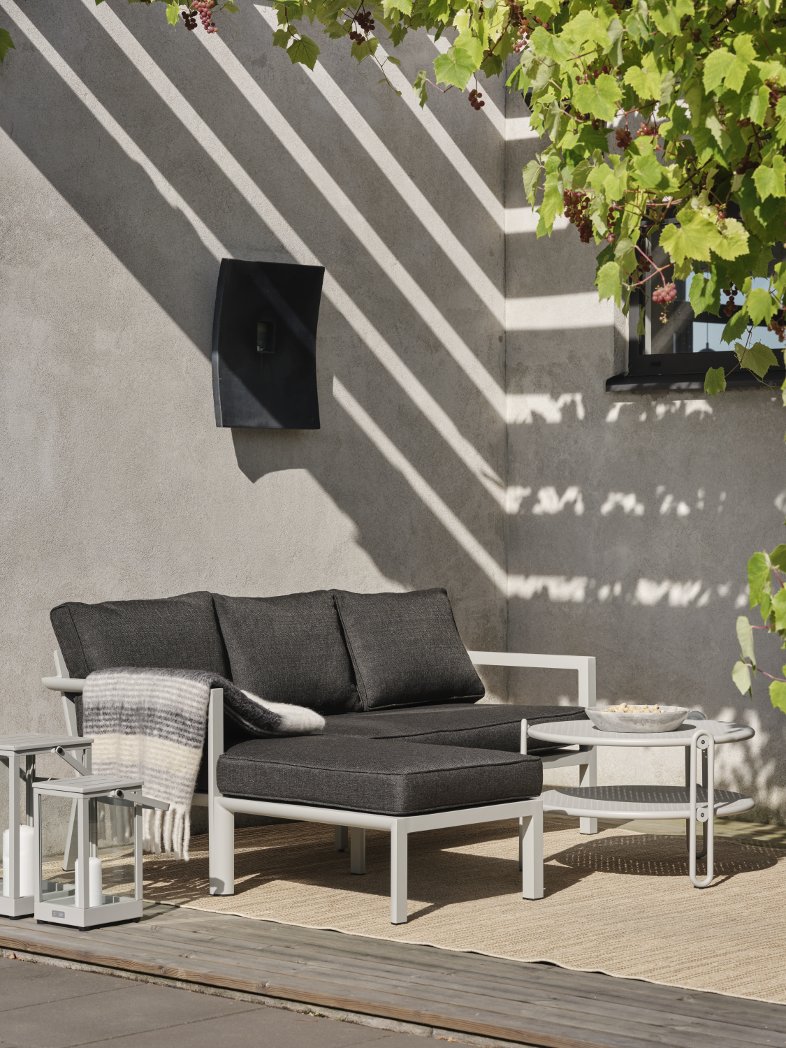 Delia divansoffa Light Grey/Nearly Black, en produkt av hög kvalitet till bra pris från Ulfåsa möbler