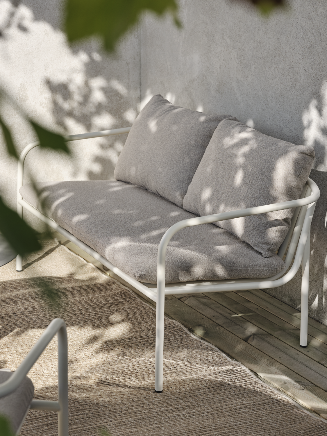 Bendt 2-sitssoffa Pearl White/Teddy Beige, en produkt av hög kvalitet till bra pris från Ulfåsa möbler