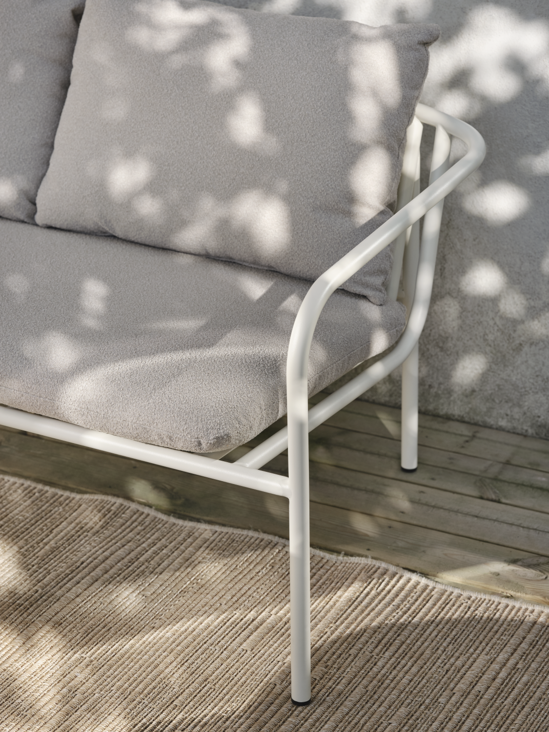 Bendt 2-sitssoffa Pearl White/Teddy Beige, en produkt av hög kvalitet till bra pris från Ulfåsa möbler