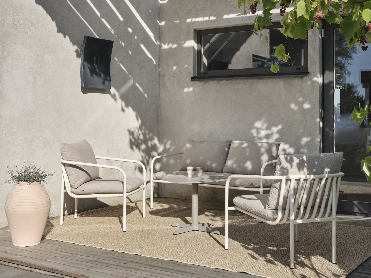 Bendt fåtölj Pearl White/Teddy Beige, en produkt av hög kvalitet till bra pris från Ulfåsa möbler