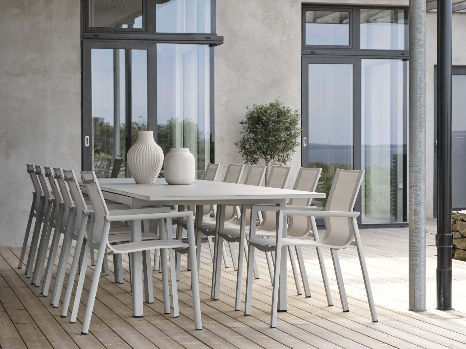 Lomma XL matbord Light Grey, en produkt av hög kvalitet till bra pris från Ulfåsa möbler