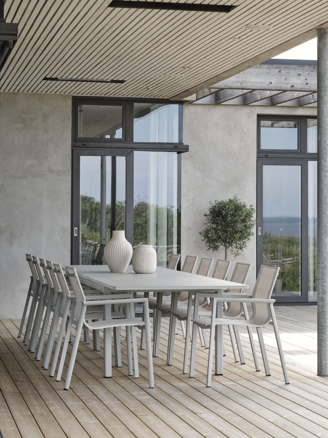 Delia karmstol Light Grey/Off-White, en produkt av hög kvalitet till bra pris från Ulfåsa möbler