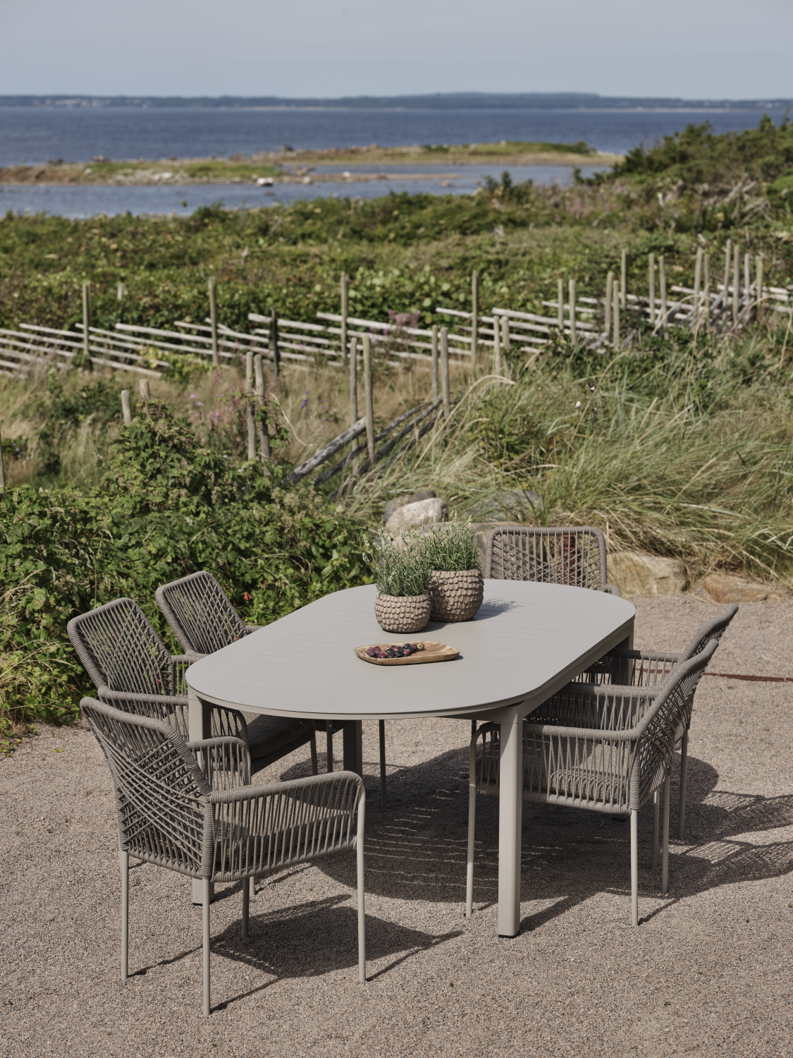 Vira karmstol Mud Brown/Khaki, en produkt av hög kvalitet till bra pris från Ulfåsa möbler