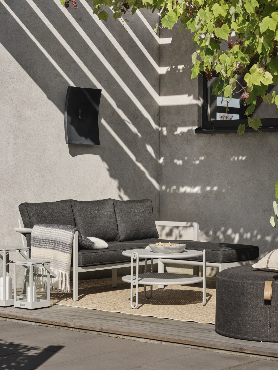 Delia divansoffa Light Grey/Nearly Black, en produkt av hög kvalitet till bra pris från Ulfåsa möbler