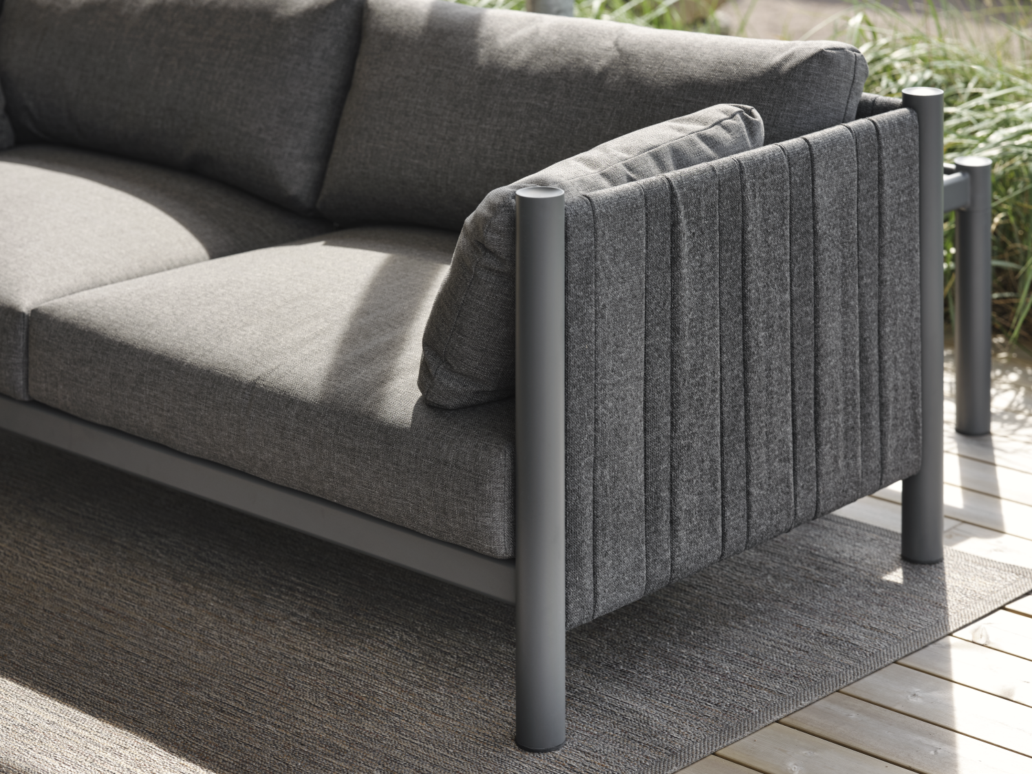 Brad 2,5-sits soffa Antracit/Charcoal Grey, en produkt av hög kvalitet till bra pris från Ulfåsa möbler