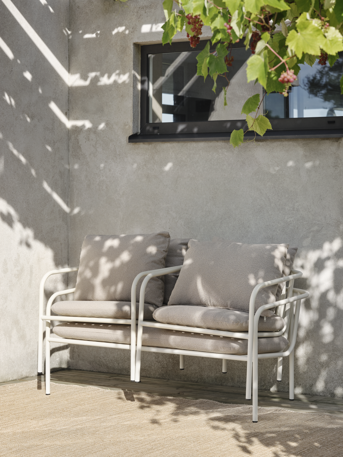 Bendt 2-sitssoffa Pearl White/Teddy Beige, en produkt av hög kvalitet till bra pris från Ulfåsa möbler